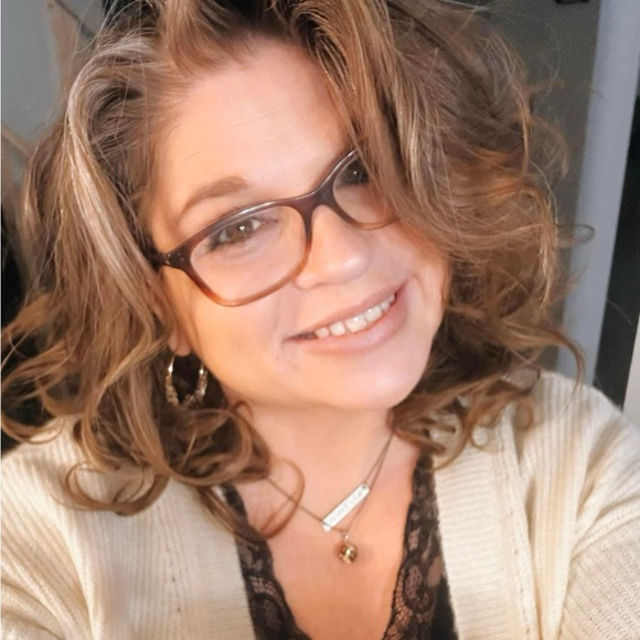 Meet your Posher, Tracy - Picture 1 of 2